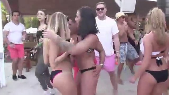 international spring break party Miami Beach - Girls beg for men