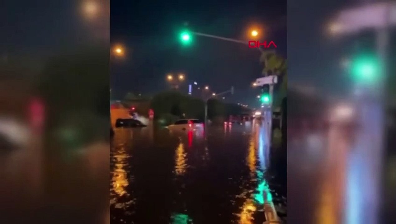 İzmir'de sağanak yağış hayatı felç etti! Araçlar suya gömüldü