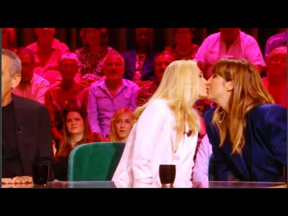 Quelle époque : Julie Gayet et Daphné Bürki, une séquence légendaire lors d'une « pause bisou »