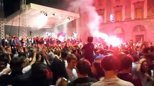 la festa dei tifosi del Lecco in piazza Garibaldi per la promozione in serie B