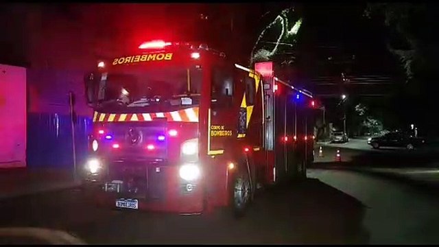 Bombeiros combatem incêndio em serragem na Rua Mato Grosso