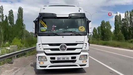 Tırın altına giren otomobildeki anne ve kızı ağır yaralandı