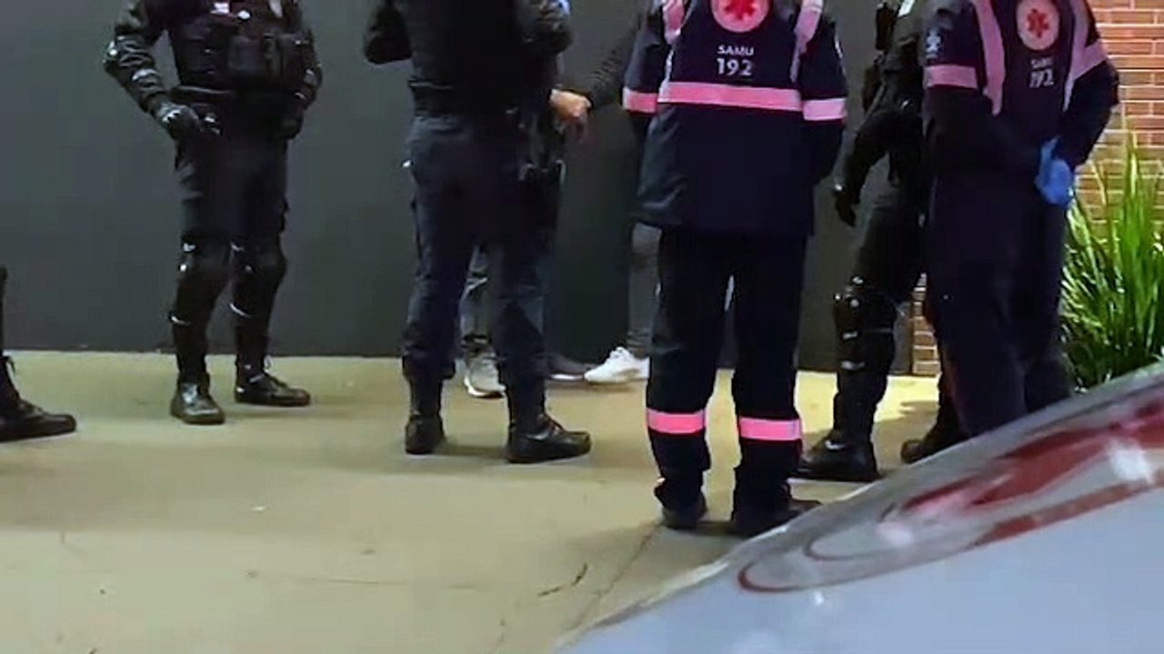 Mulher em surto é atendida por equipes do Samu e da GM na Avenida Assunção