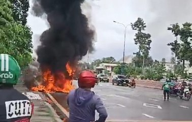 Xe container chở hàng bốc cháy trên đường