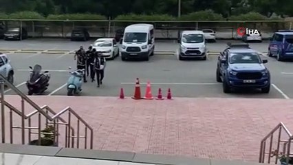 Ils se sont fait prendre alors qu'ils échangeaient des pièces contrefaites