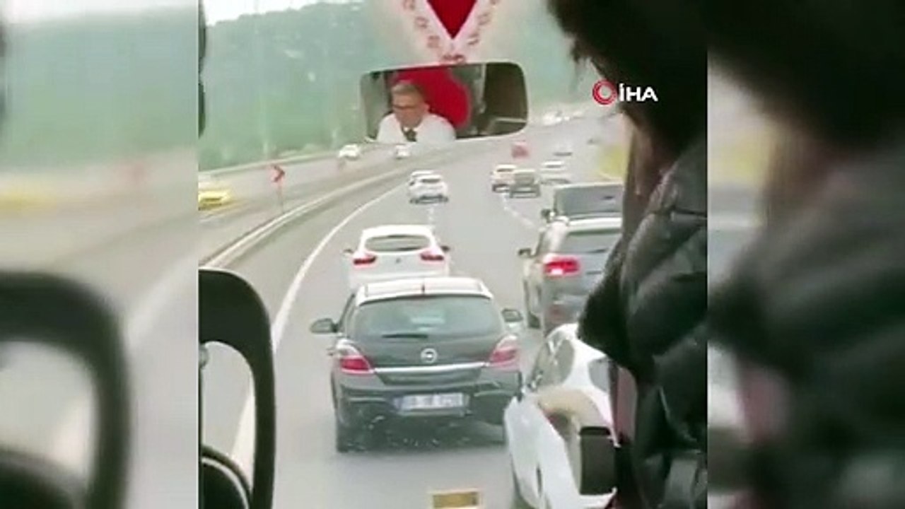 Convoi de mariage dangereux dans la circulation sur la caméra du téléphone portable