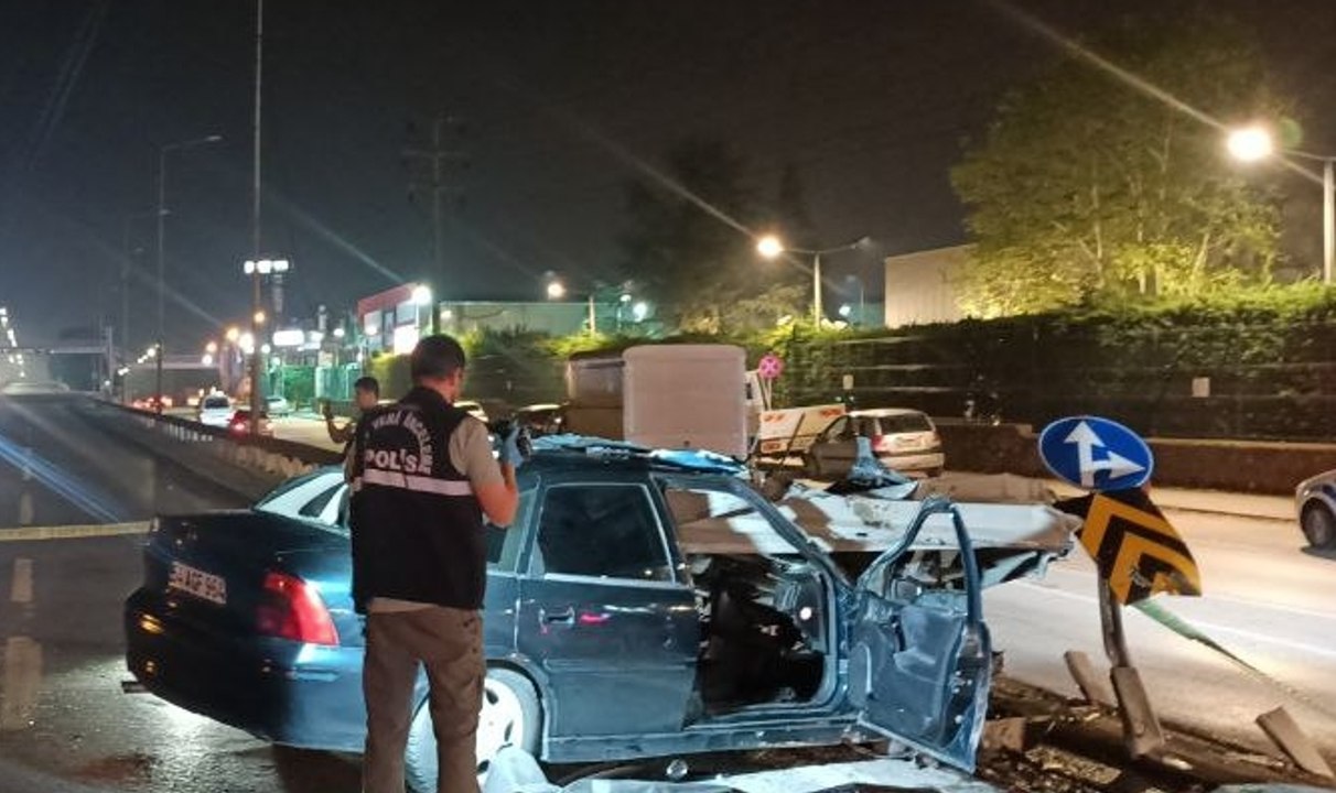 Otomobil bariyere saplandı: 1 ölü, 1 ağır yaralı
