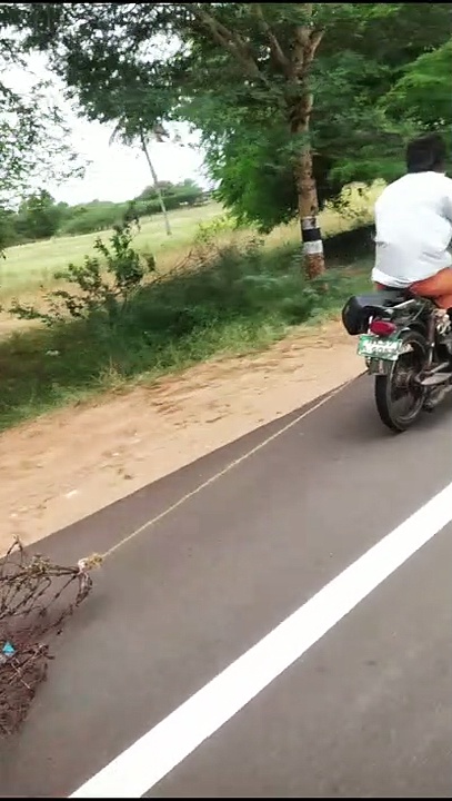 மது குடிப்பதற்காக மற்றவர் உயிரை காவு வாங்க நினைத்த நபரால் பரபரப்பு! கம்பி வேலியை கட்டி இழுத்துச்சென்ற நபர்!