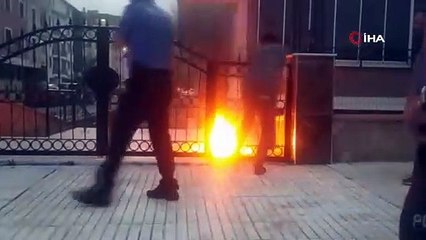 Üzerine benzin döküp kendini yakmak istedi