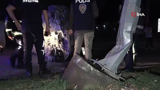 Aydınlatma direğine çarpan otomobildeki 2 kişi yaralandı