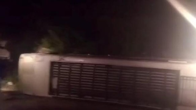 दर्दनाक: यात्रियों से भरी बस पलटी, सड़क पर बिछी खून से सनी लाशें