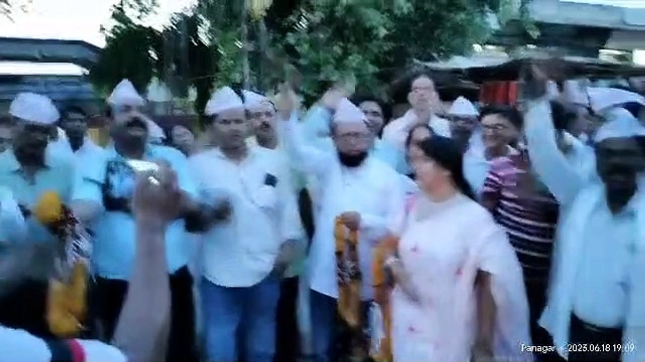 Teachers demand old pension in torch rally