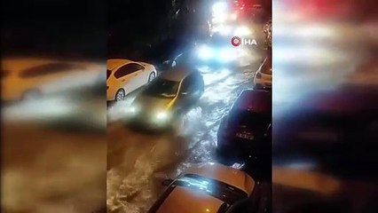 İzmir’i sel vurdu: Araçlar suya gömüldü, yol trafiğe kapatıldı