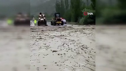 Ankara-Bala yolunda sel etkili oldu