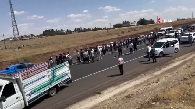 Karayolunda intihara kalkışan adamı tekme tokat dövdüler