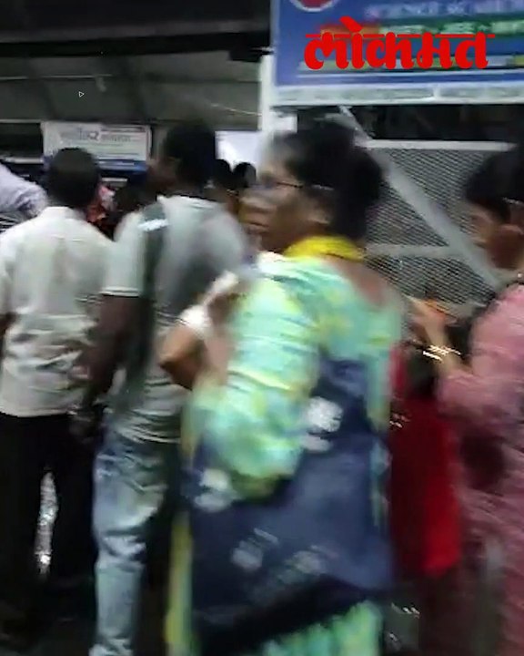 स्टेशनपासून रिक्षेसाठी लागलेली रांग पाहून तुम्हीही नवल कराल