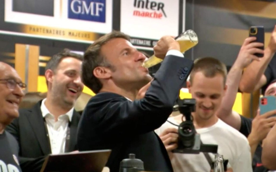 Macron fait un cul-sec de bière dans les vestiaires des Toulousains