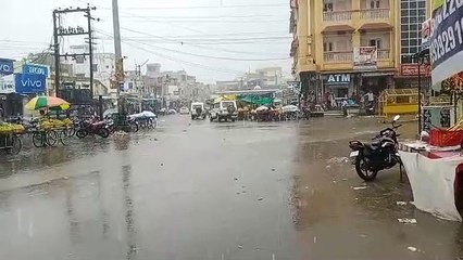 तूफान का असर: 20 से 30 किलोमीटर प्रति घण्टा की रफ्तार से चली हवा