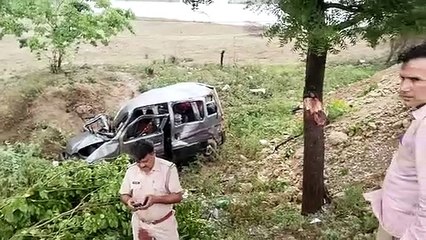 हाइवे पर कार पलटी, एक की मौत, 8 घायल