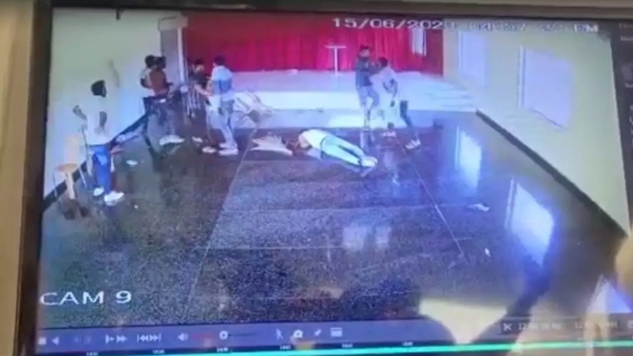 कर्नाटक में बदमाशों का आतंक, अब पुलिसकर्मी को बुरी तरह पीटा, मारपीट का सीसीटीवी फुटेज आया सामने