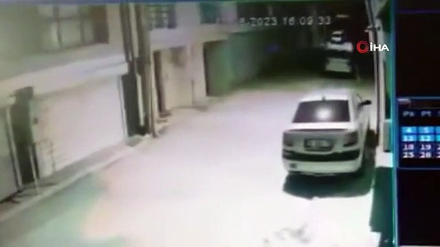 Kameraya aldırış etmeyen hırsız apartmandan 45 saniyede bisiklet çaldı
