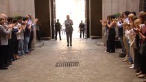 Collboni recibido entre aplausos a su llegada al ayuntamiento de Barcelona