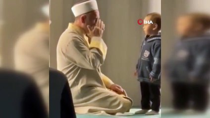 Maltepe'de dua okuyan imam ile çocuğun oyunu yürek ısıttı