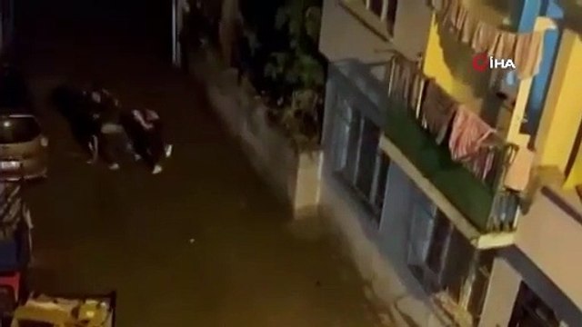 Gençlerin sopalı ve yumruk yumruğa kavgası kamerada