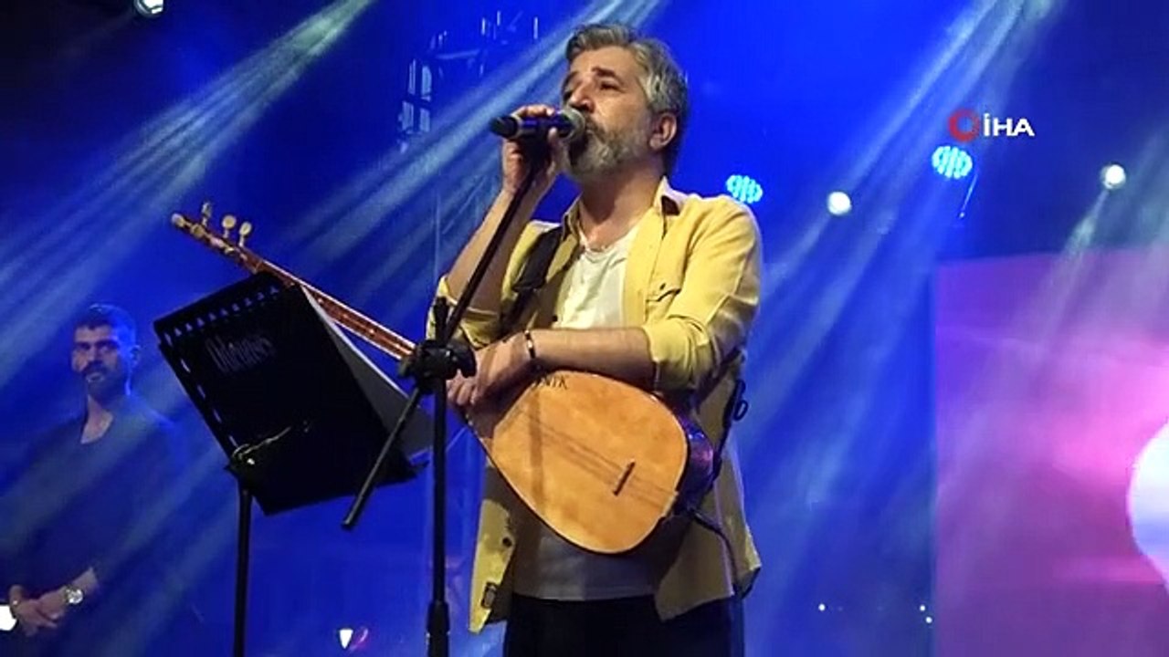 Mots durs d'Ali Kınık à Melek Mosso： Pauvre fille