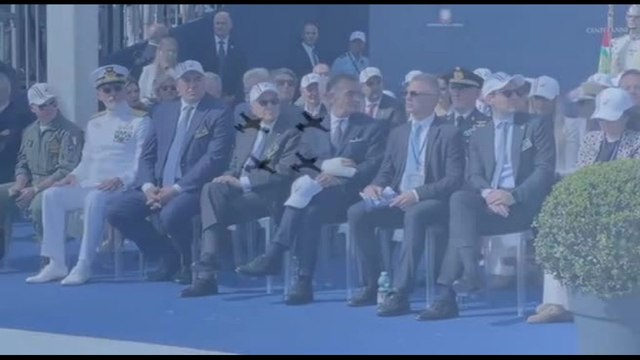 Occhiali da sole e cappellino, Mattarella ammira le Frecce Tricolori