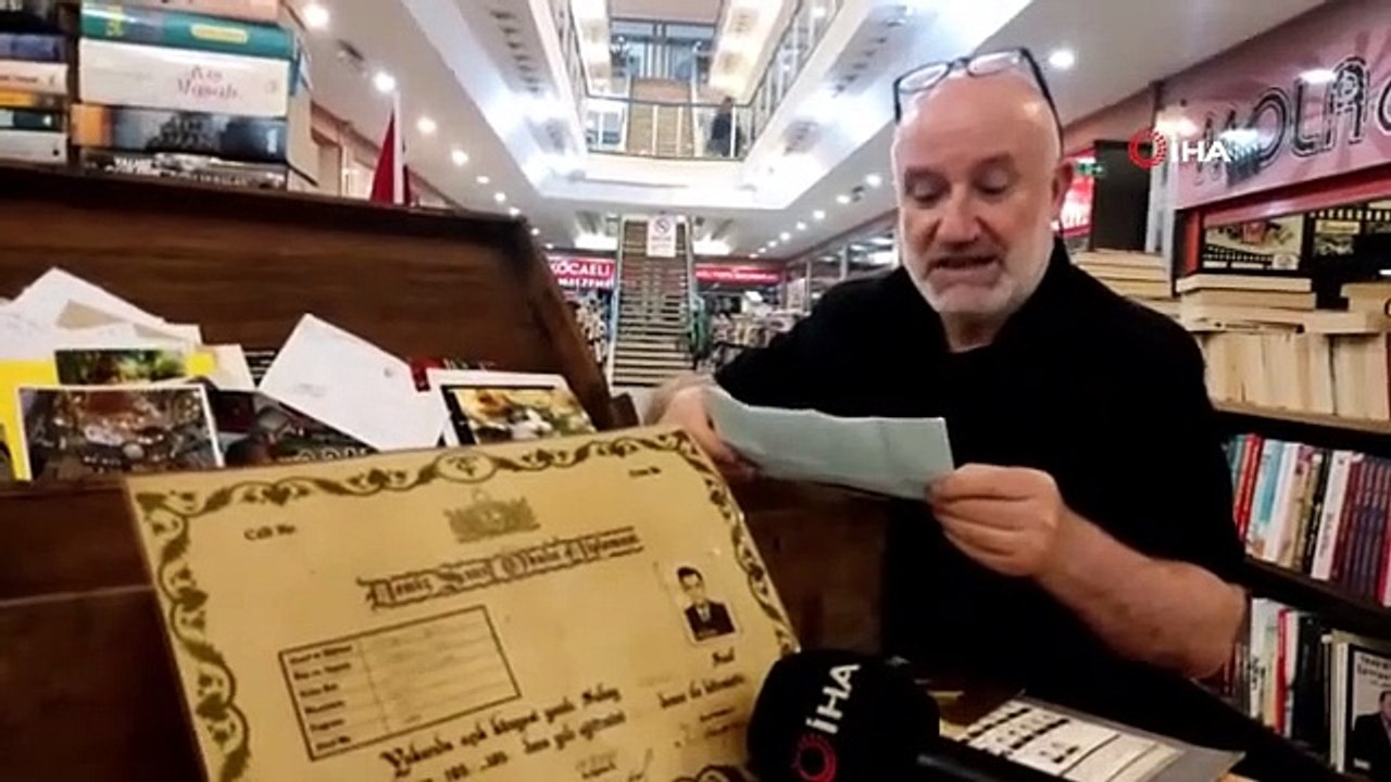 Les souvenirs parmi les livres sont conservés dans cette valise