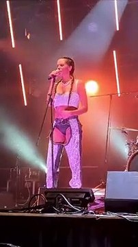 Shy'm en pantalon chaps à la fête de la musique de Fourmies