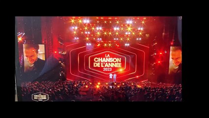 La chanson de l’année Amir en larmes, il dédie son trophée à sa mère décédée de façon bouleversante