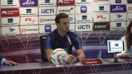 Se han visto pocos cortes de Scaloni así: obliga a cambiar de traductor en plena rueda de prensa