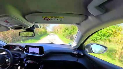 "Au Volant" 208 Peugeot   route virage