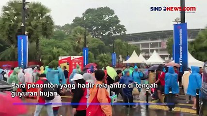 Diguyur Hujan Deras, Penonton Indonesia vs Argentina Mulai Berdatangan