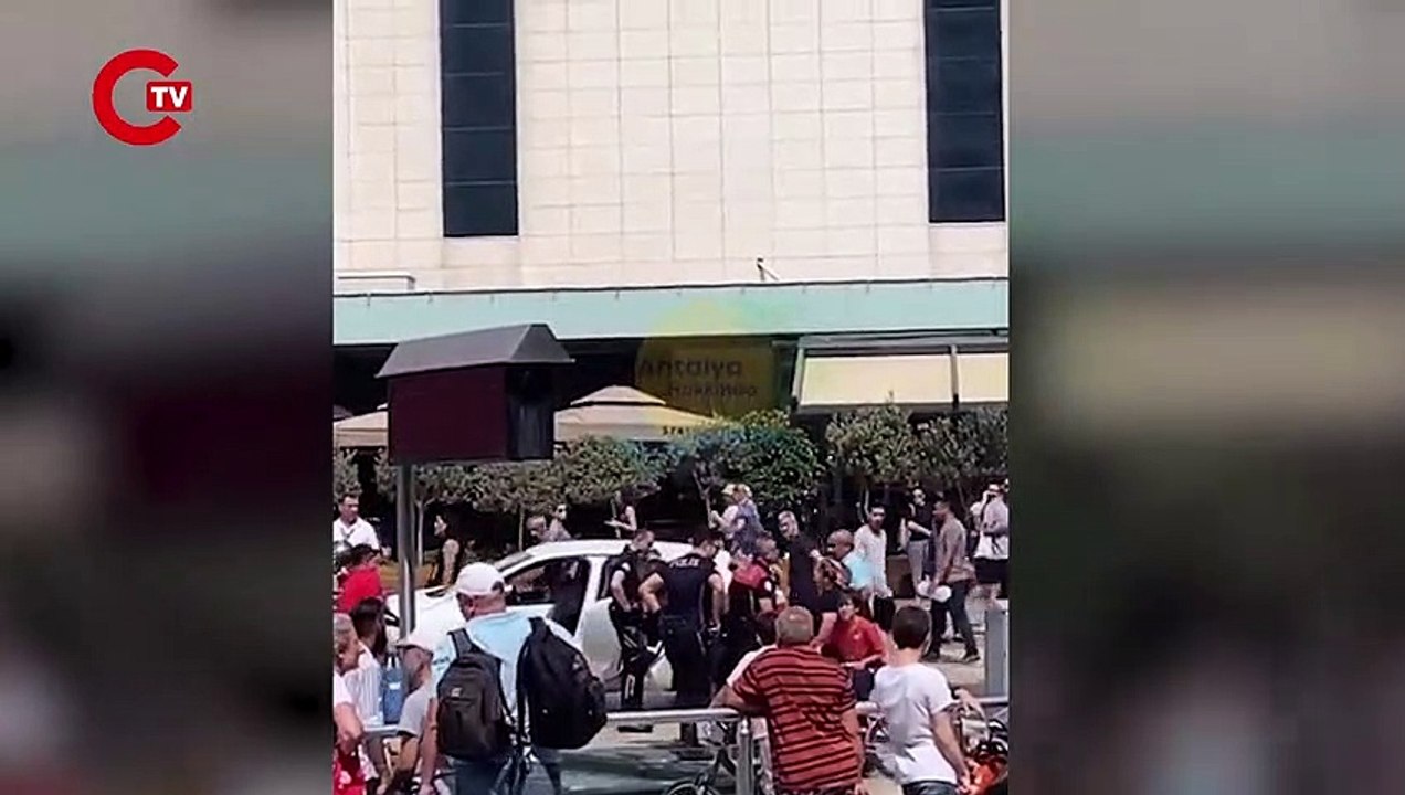 Antalya'da polisler gözaltına almasın diye namaz kıldı!