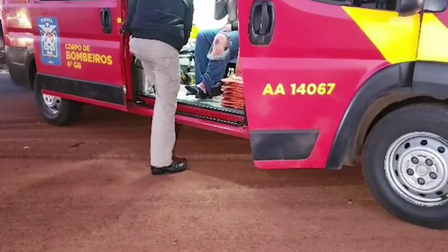 Bombeiros atendem vítimas de acidente na BR-277, na Região do Show Rural