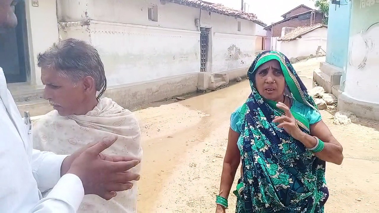 विधायक के गांव में सूख चुके हैं हैंडपंप,नाली बनाई नहीं , सड़क पर बह रहा पानी