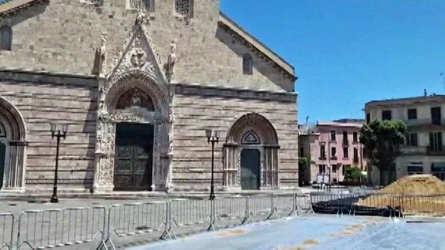 Sabbia a piazza Duomo per il beach volley