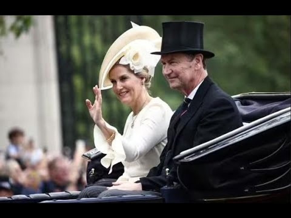 Sophie ha un aspetto glamour con un abito color crema Beulah London da £ 695 per Trooping the Colour