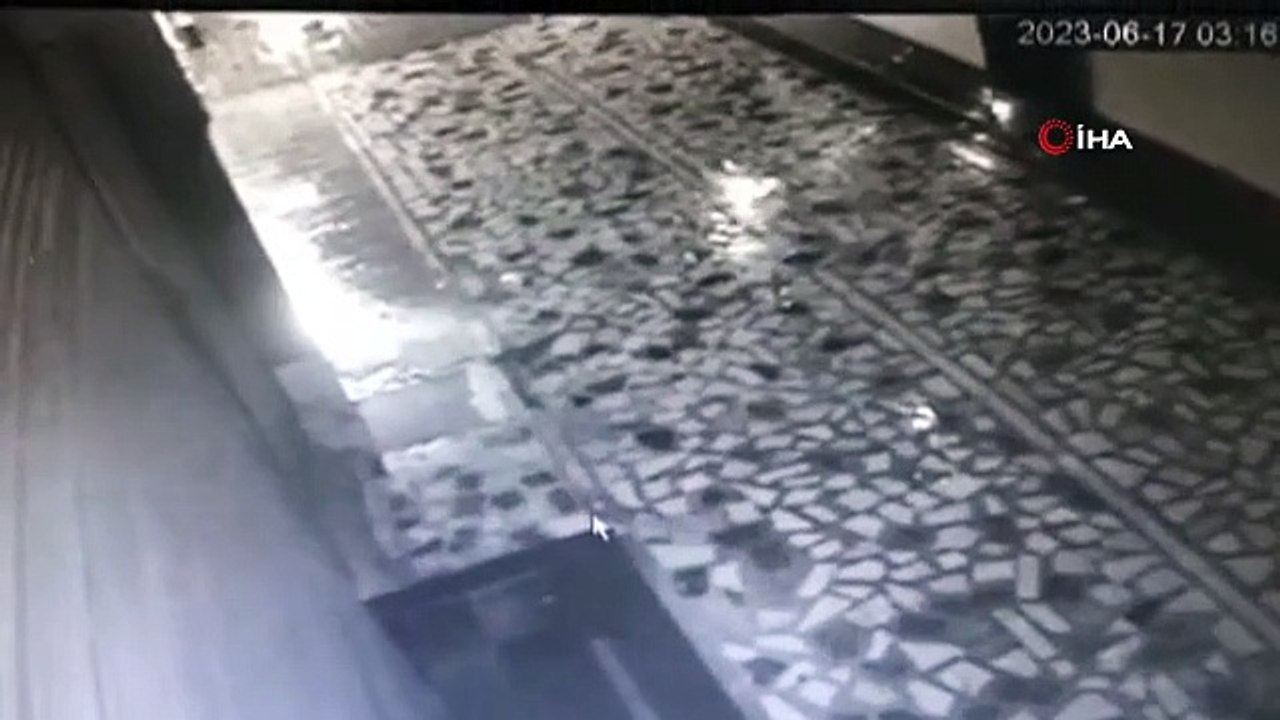 Lorsqu'ils n'ont pas pu voler le parfumeur, ils ont volé 1 million 400 000 devises étrangères à la compagnie de fret.