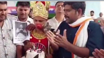 आगरा: अनोखे अंदाज में कांग्रेसियों ने मनाया राहुल गांधी का जन्मदिन, देखें वीडियो