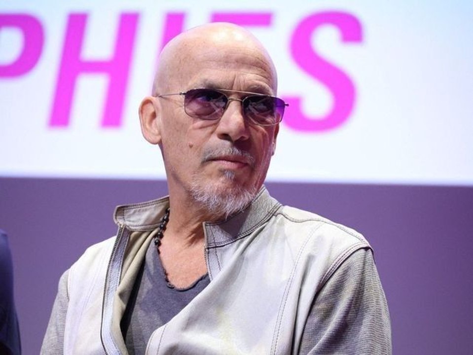 Florent Pagny se fait embrasser en direct à la télé par sa femme, il la rembarre : "Ça va pas non, relou !"