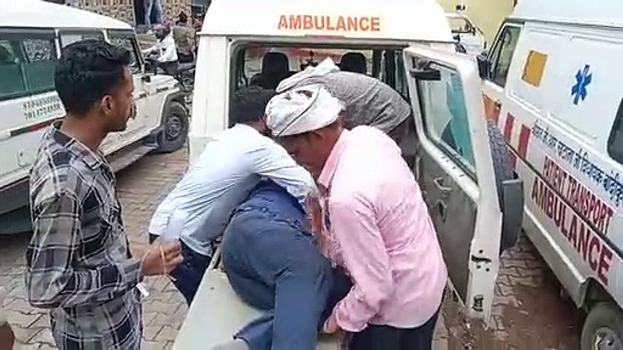 दौसा. चालक को आई नींद की झपकी, अनियंत्रित होकर कार खाई में पलटी, नौ जने घायल