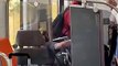 Insulto racista leva passageiros do metro a sair em defesa de homem