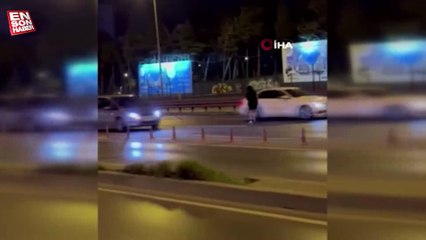 Beylikdüzü'nde E-5'in ortasında canını hiçe sayarak yürüyen kadın kamerada