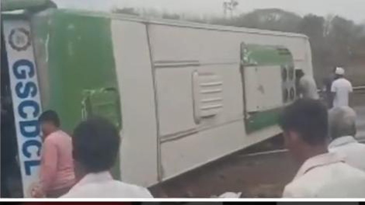 टायर फटने से बस पलटी,मची चीख पुकार,कई यात्री हुए घायल