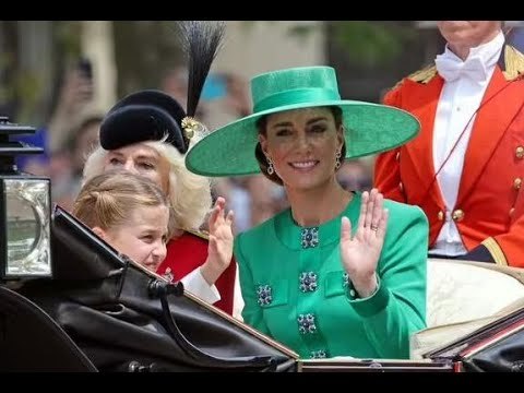 I fan individuano due dettagli nascosti nell'abito Trooping the Colour di Kate che sembrano così re