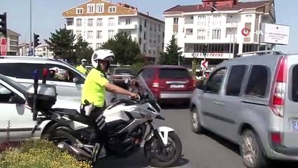 Genci ölümden kurtaran polis ödüllendirildi
